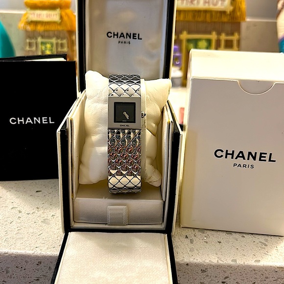 Pristine Chanel Matelasse Watch w/original box,case,certificate of authenticity - Picture 10 of 16